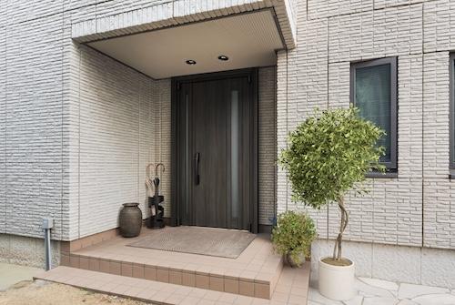 ▲YKKAP　住宅用カバー工法「ドアリモ 玄関ドア D50」高断熱ドアを発売